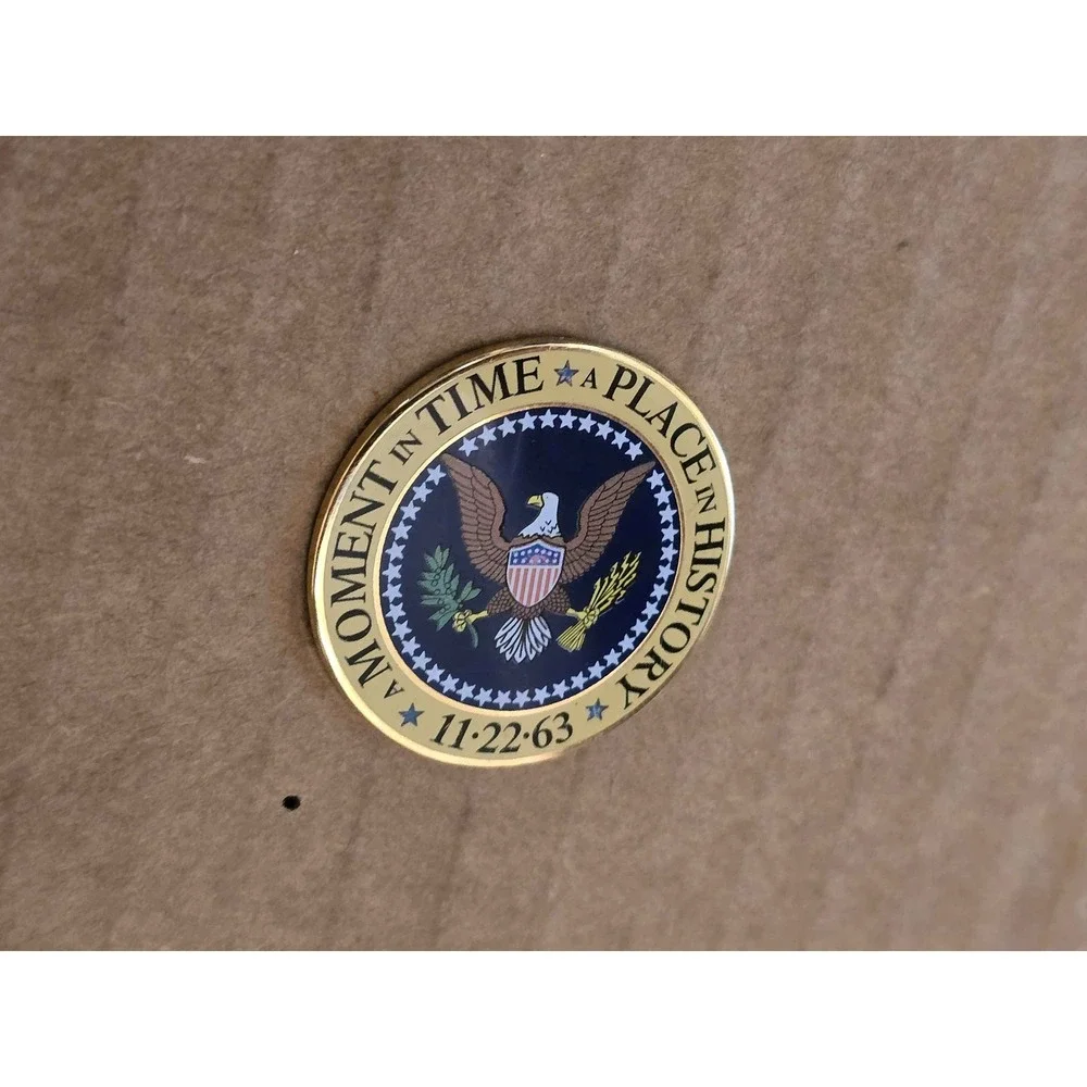 A Moment In Time A Place In History 11-22-63 JFK Memorial Lapel Vest Hat Pin I2
